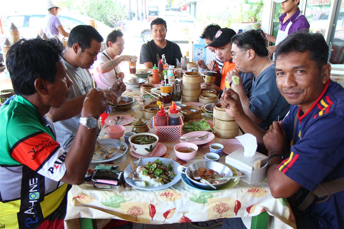 จากจ่ายตลาดเสร็จเราก็แวะร้านติ่มซำร้านเดิมของพวกเรา หาของบำรุงลองท้องก่อนหลังจากผ่านศึกเมื่อคืนมา :l