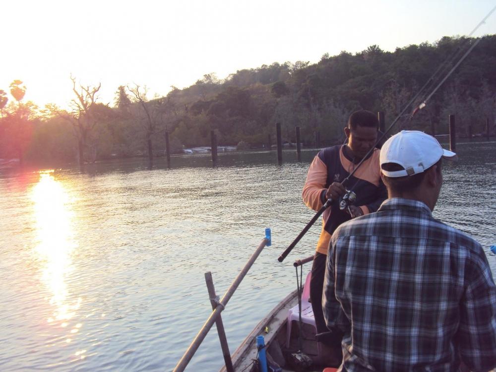 ตีกันจนแสงอาทิตย์ เริ่มเป็นสีชาเย็น พวกเราก็รู้แล้วว่าใกล้ได้เวลา ต้องกลับขึ้นฝั่ง :sad: :sad: :cry: