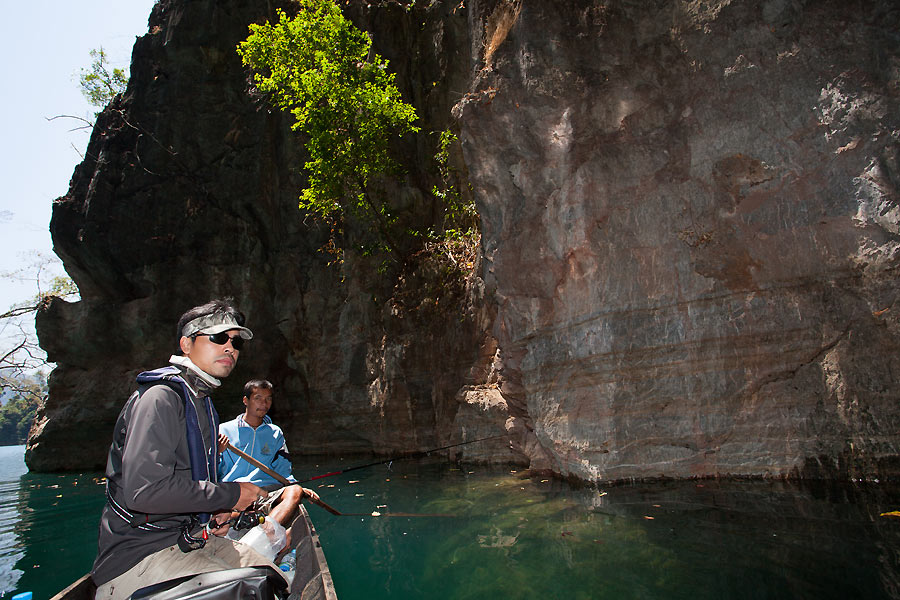 พอกินข้าเสร็จเราก็พายเรือมาตกปากถ้ำเพื่อมาจิ๊กปลากระสูบครับ 