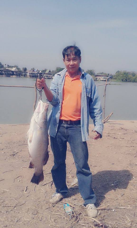 ขอแถมอีกซักภาพครับ อันนี้พ่อของผม กับกะพงเจ้าพระยาไซส์สวย

บุคคลที่ทำให้ผมชอบการตกปลามาถึงทุกวันนี