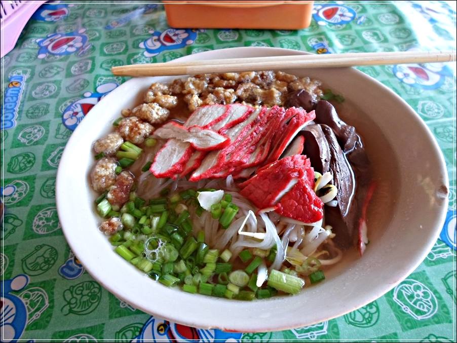 
 [center]มีทั้งอาหารตามสั่ง และก๋วยเตี๋ยว    :umh: :umh: :umh: :umh:[/center]

