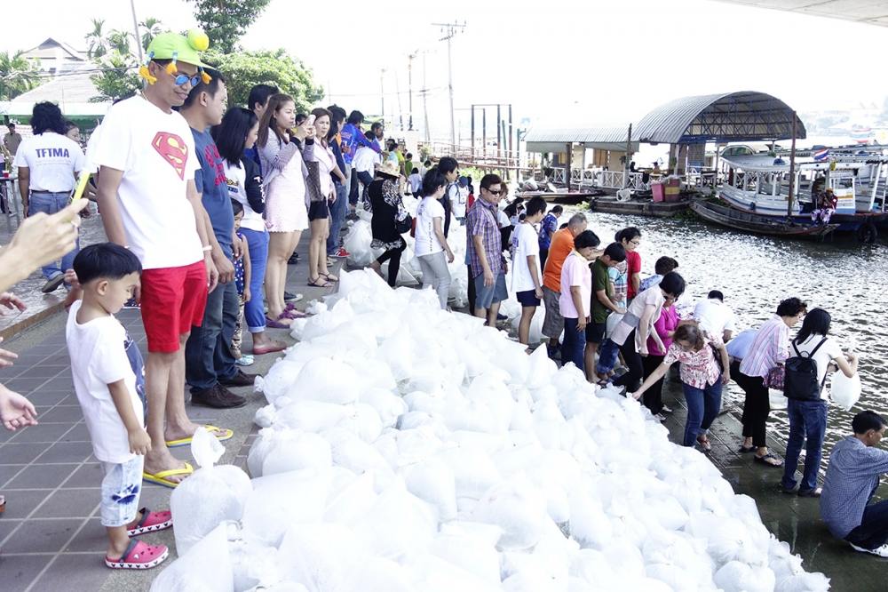 ช่วยกันปล่อยพันธ์ุปลาคืนสู่แหล่งน้ำธรรมชาติ