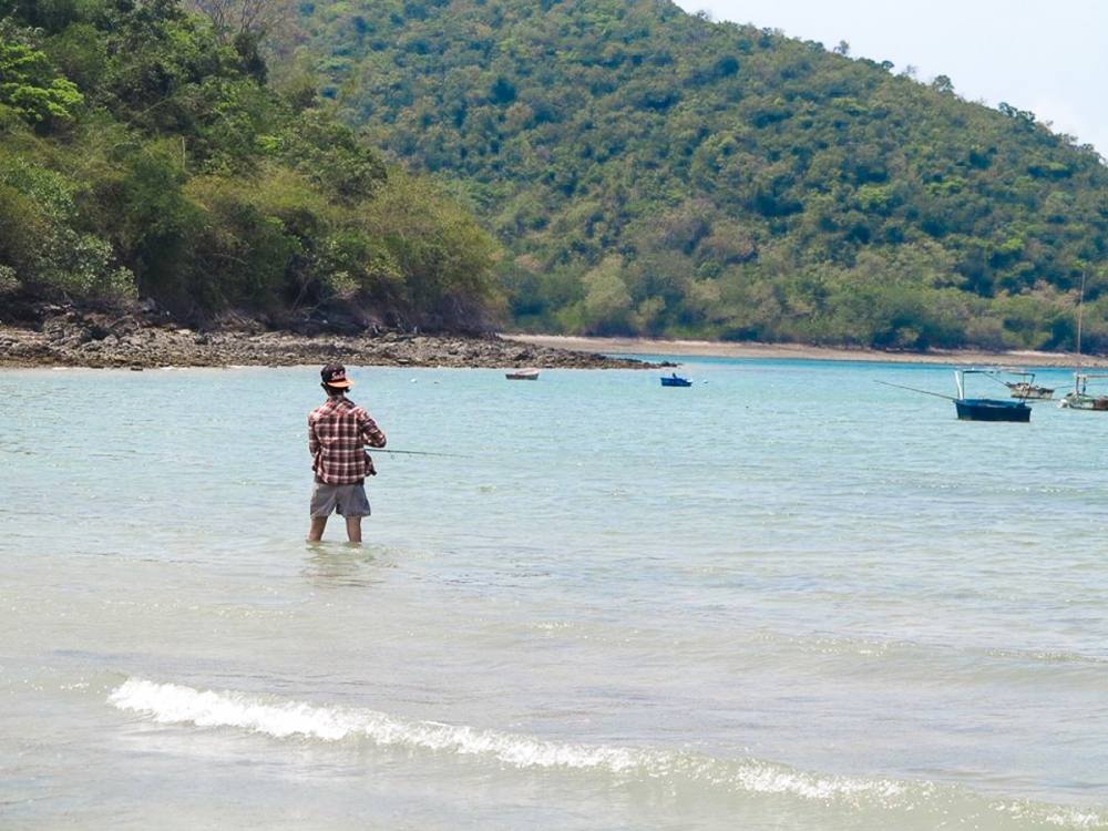  [b]หาดนี้ ตกปลาตามชายฝั่งที่มีเรือประมงจอดลอยลำได้ครับ ไม่มีใครว่า   :grin:[/b]