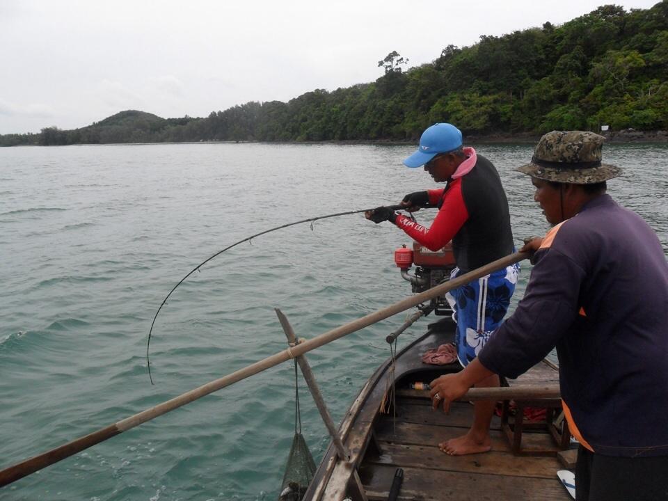 พอเรือลอยหลุดมาถึงสุดแนวปะการังน้ำหักลงลึกก็โดนดีจนได้........แต่ตัวนี้เอาไม่ทันครับ มุดซะก่อน :mad: