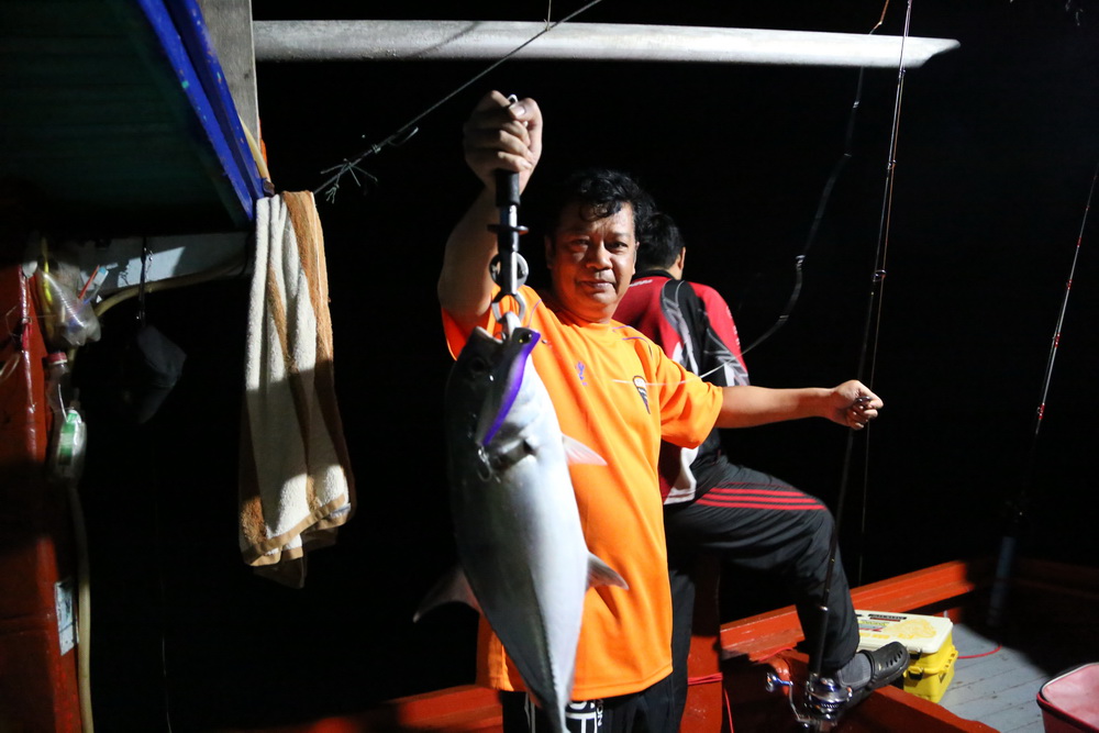 เรือจดที่หมายเรือจม  แบแซปั่นไฟ  มงตาแดงขึ้นรอบเรือ
ผมหวดป็อปไม้แรก  โดนเลยครับ.... :cheer: :cheer: