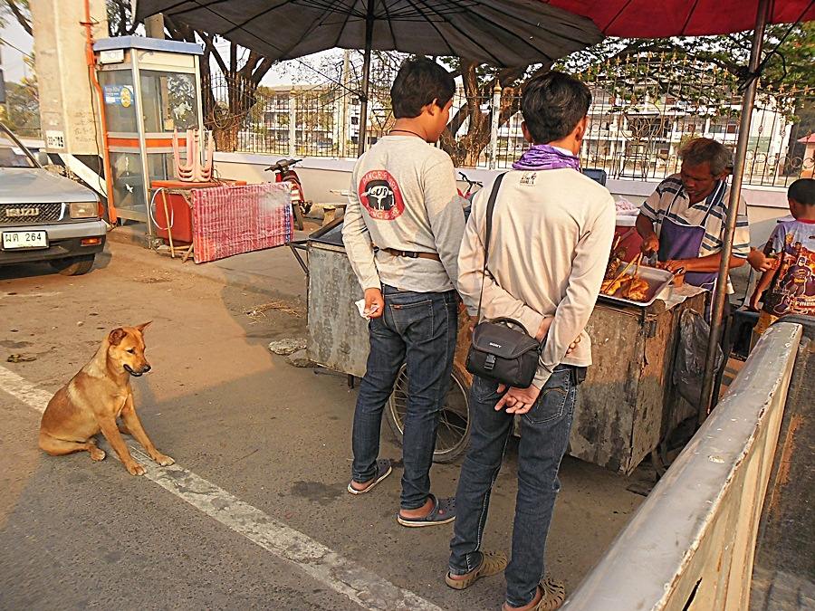 ถึงที่ตลาด แวะซื้อเสบียงตอนเช้า "กองทัพต้องเดินด้วยท้อง"  :laughing: :laughing: