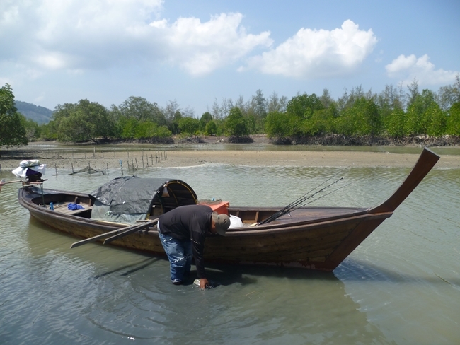 เดินลุยน้ำกันไปขึ้นเรือ