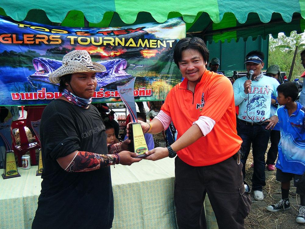  :cheer: :cheer: :cheer: :cheer:

รางวัลปลาตัวเดียวน้ำหนักสูงสุด มอบรางวัลโดยศรีบูรพา

ผู้รับราง