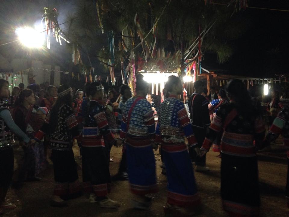 นี้เป็นมูเซอแดงครับ จังหวะเพลงเต้นจะคึก สนุกกินข้าวที่บ้านนักเรียนแล้วมาที่ลาน จะคึกเลยครับ