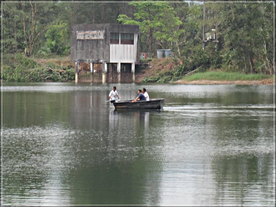 
 [center]ตีเหยื่ออยู่ได้ไม่นาน ก็มีมืออาชีพพายเรือ......มาแล้ว หาปลาด้วยวิธี.....ล้อมอวน  
กะจะเอ