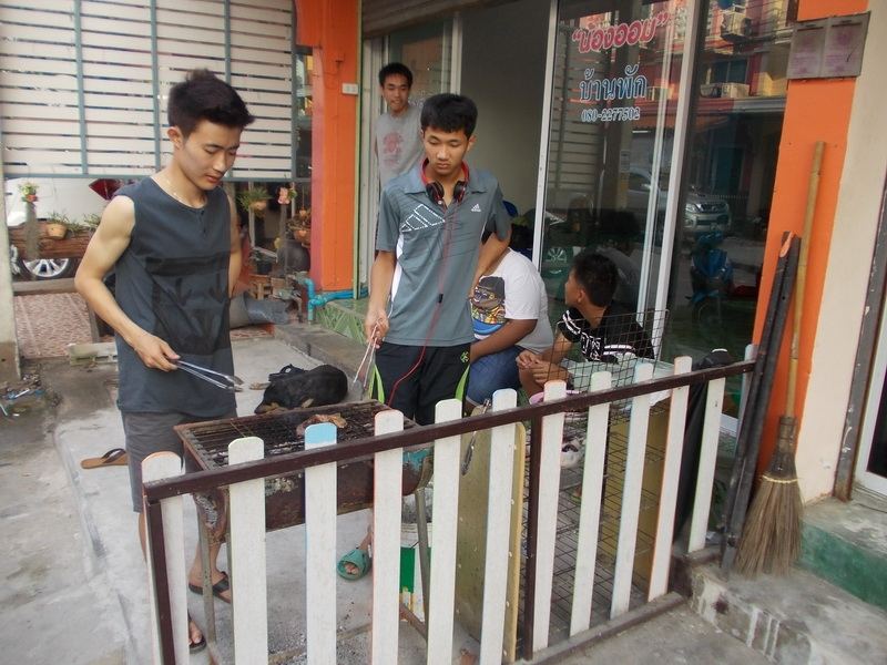 เอาหละได้เวลาอาหารเย็น (มั้ง) มีหมูย่างด้วย  :umh: :umh: