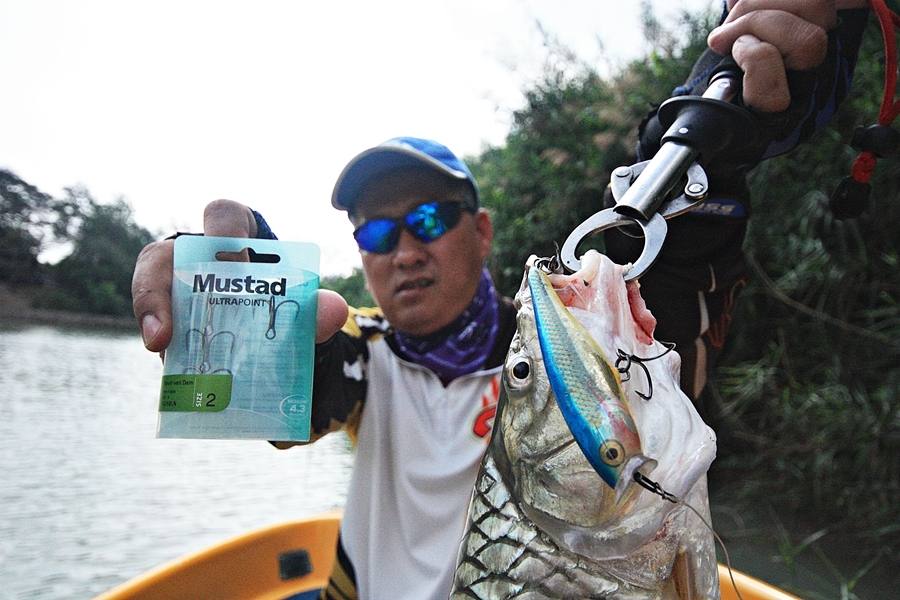 

 [center]มั่นใจเมื่อใช้  [b]Hook : Mustad ULTRA POINT[/b]... ทั้งคมและแข็งแรงสุดยอดมากครับ 


