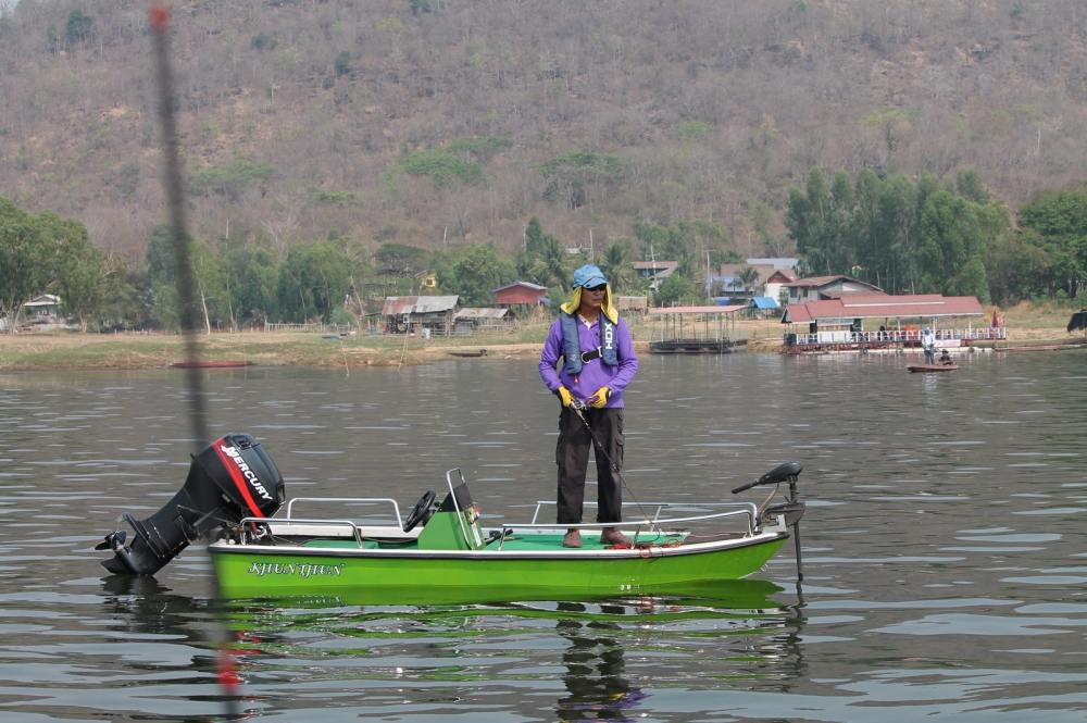 โชคดีมีทีมงานและพรานแหเจ้าถิ่นมาช่วยยกเรือออกจากตอที่เสียบคาเรืออยู่  ใช้เวลาพอสมควร  พอหลุดจากตอได้