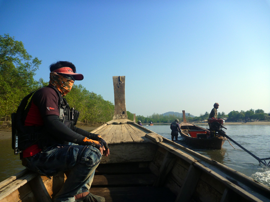  [center]เรือหัวโทงลำหน้าของชาวบ้าน เข็นฝ่าดอนออกไป[/center]