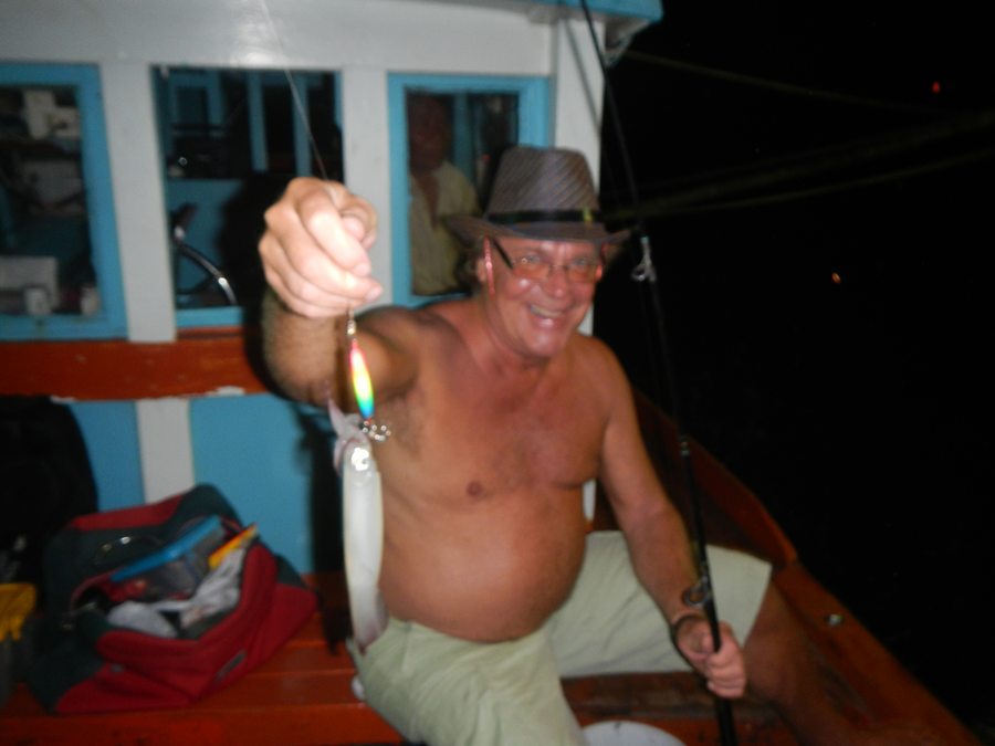 

   น้าคลิตเตลียนเป็นนักตกปลาครับที่บ้านเค้ามีเรือเองด้วย  ปลาที่โน่นมีแต่บิ๊กๆครับเอารูปให้ผมดู 