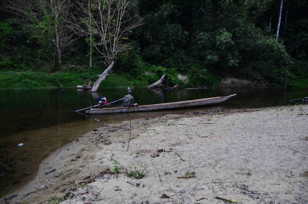 น้าลานเตรียมเรือ ไว้ล่องขึ้นไปเที่ยวกันครับ หาเศษใยไม้มาอุดรูที่น้ำเข้ามาในเรือครับ :cheer: :cheer: 