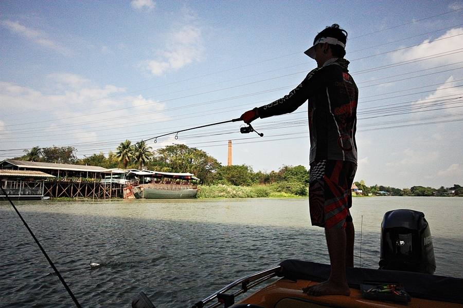 

 [center] [b]ขับเรือมาจอดได้พักเดียว[/b]


เสียงไอ้แปบขึ้นไล่กัดลูกปลา ปุ๊ป ปั๊ป ๆ ๆ 

ผมบอ