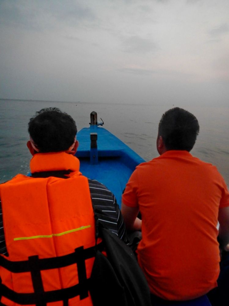  [b]เริ่มออกเรือ...เกือบ 06.30 น.  แต่อากาศ มัวๆ  ชอบ กล[/b]  :sick: :sick: :sick: :sick: :sick: :si