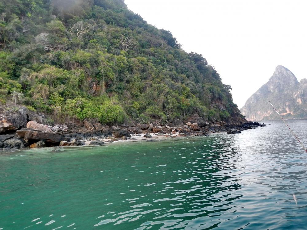  [b]ตอนแรก จากที่..ดูใน GooGle Map... ด้านนี้ มีหาดทรายเต็มๆ ........แล้วตอนนี้ มันหายไปเกือบหมดแล้ว