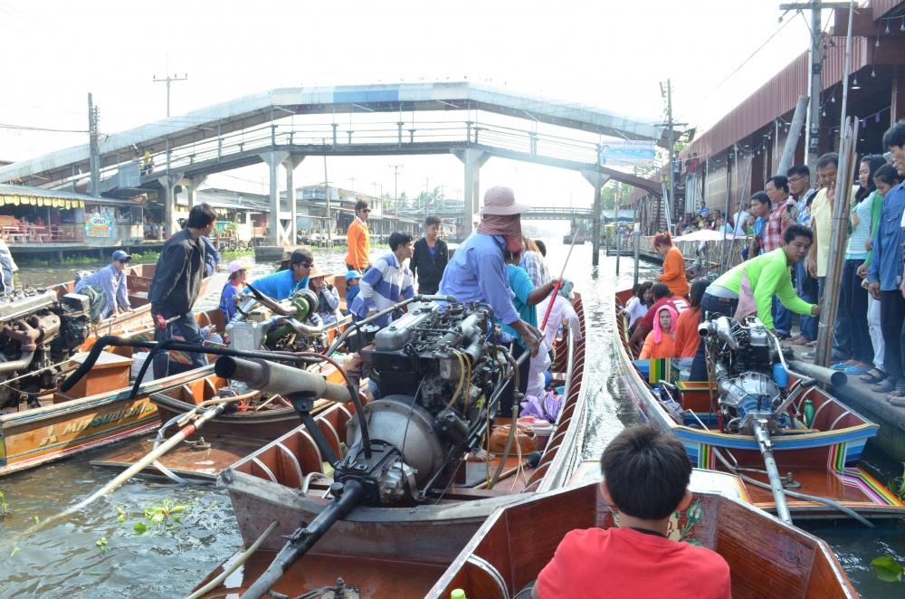 




เรือจากชาวบ้านริมสองฝั่งคลองดำเนิน มาร่วมใจกันแห่หลวงพ่อโตครับ
 :prost: :prost: :prost: