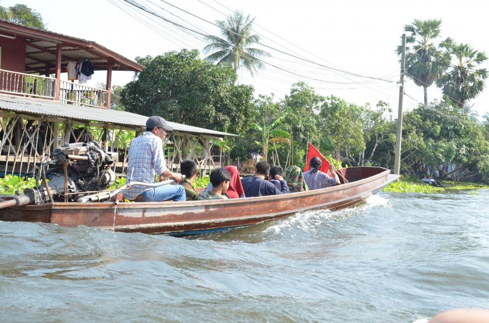 


ล่องเรือกันเรื่อยๆครับ