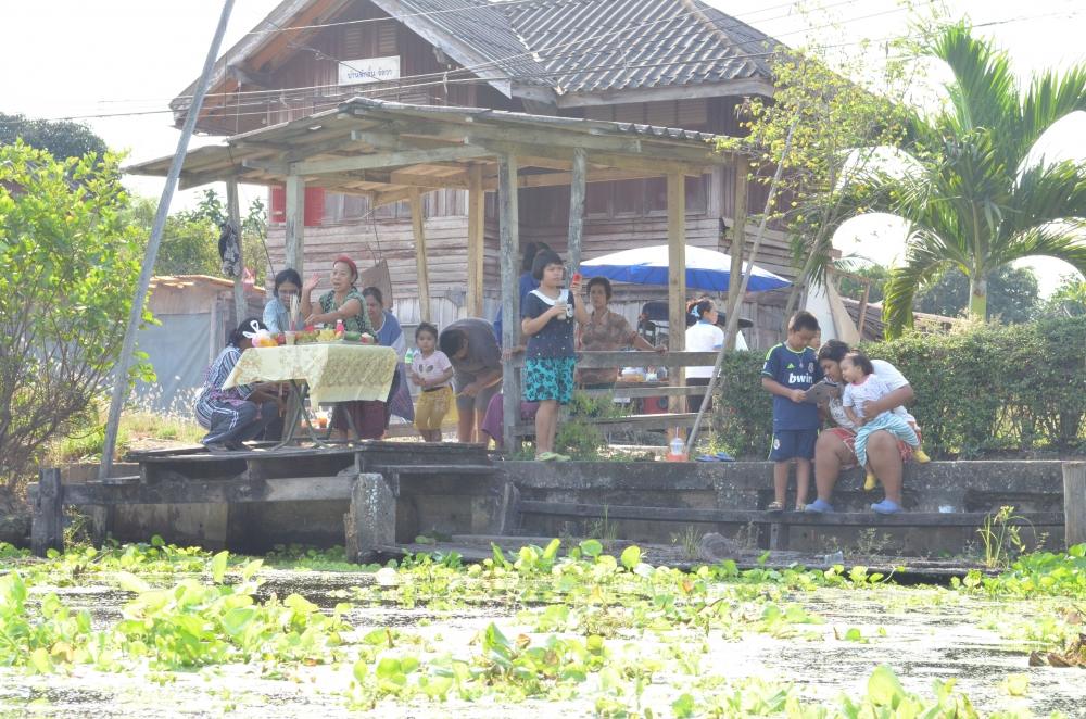 




ชาวบ้านริมประตูน้ำออกมาไหว้สักการะหลวงพ่อโตครับ
