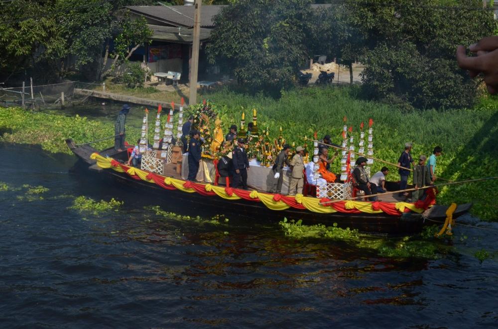 


เรือหลวงพ่อโตองค์จำลองมาแล้วครับ :prost: :prost: :prost: