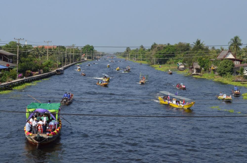 



เรือที่ตามหลังมากันเรื่อยนะครับ เต็มคลองครับ :smile: :smile: :smile: