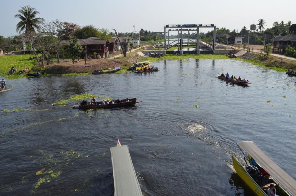 



อ้าว ...กลับลำเรือมุ่งหน้าสู่ประตูน้ำ บางนกแขวกครับ