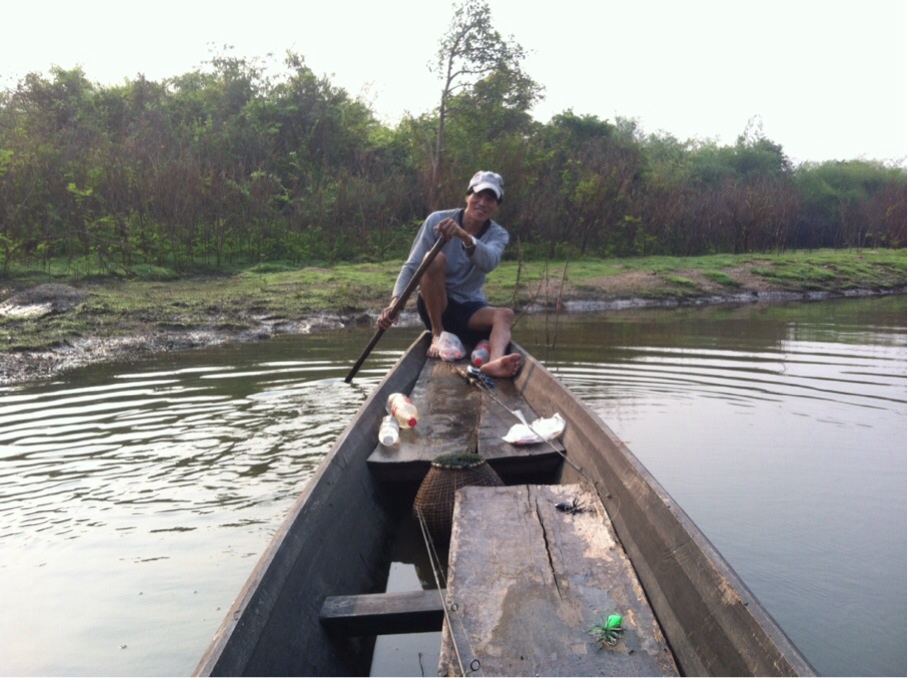 พอดีพี่นะ พายเรือตีกระสูบมา พี่ๆขอขึ้นเรือด้วย น้ำลึกไปไม่ได้ 55