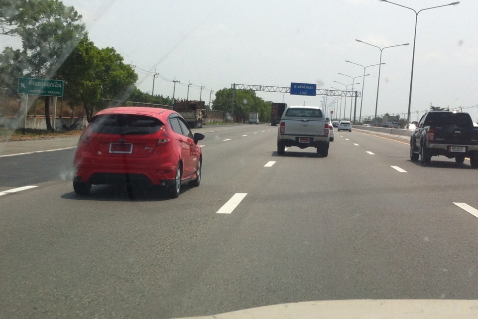 บนถนนมีแต่รถป้ายแดงวิ่งกันให้เกลื่อน
คงน่าจะคนไทยตังเยอะ