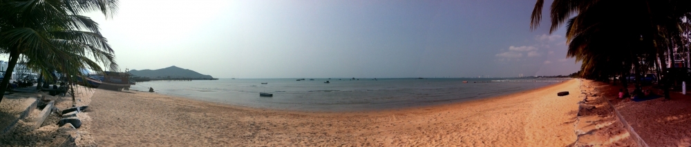 หาดบางเสร่ก็น่าเที่ยวเหมือนกันนะครับ
ผู้คนไม่ค่อยพลุกพล่านดี