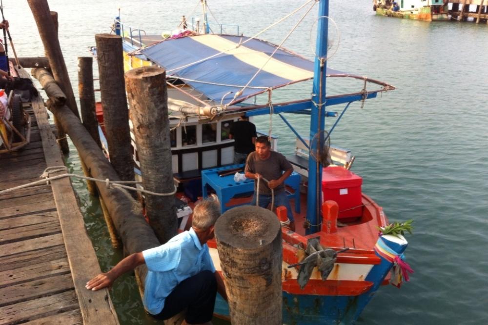 ต๋งเรือใหม่ครับ ห่างไปหน่อยนึงอาจร่วงลงน้ำได้