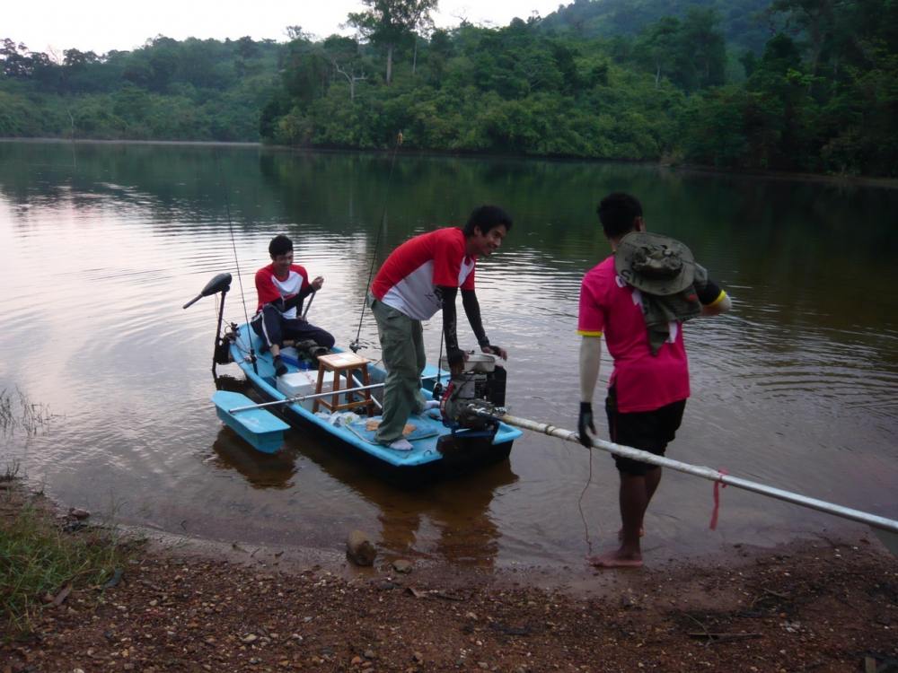 เรือลําเล็กลง กัน 3 คน ครับ ยังหม่ทันถามมาจากไหน สตาร์เครื่องติดปั๊ปรีบออกเรือครับ :grin: :grin: :gr