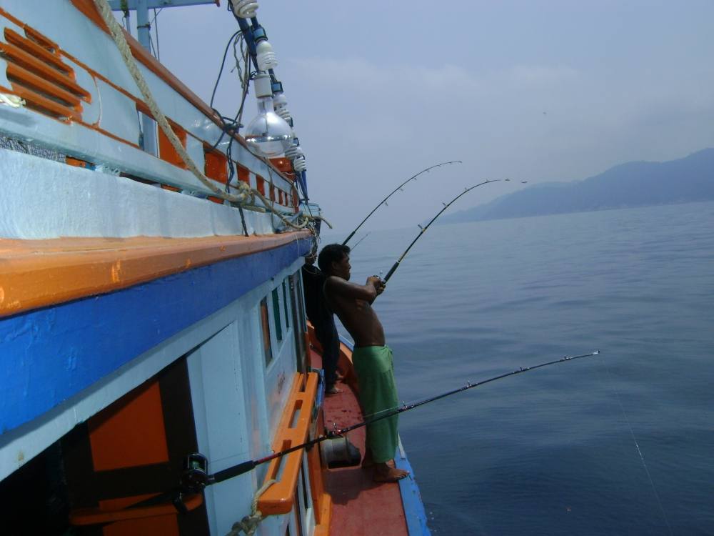 ข้างหลังด้านท้ายเรือครับ เสียงดังเอะอ่ะโวยวายสงสัยมีเรื่องครับ :ohh: :ohno: :grin: