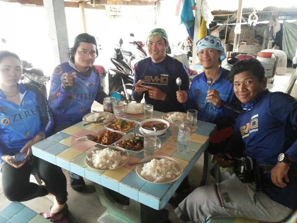 แล้วเราก็พักกินข้าวกัน...โดยมีสมาชิกTEAM NAPALM 2คนขอตัวกลับไปทำธุระ...อิอิ...เสร็จโจรโอกาสมาหาเราเเ