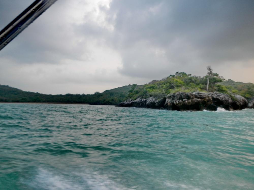  [b]เห็นอ่าว รำไรๆ  แล้ว ครับ....ช่วงตรงที่เรือผ่านนี้...น้ำไหลแรงครับ...ต้องใช้ความระมัดระวังเป็นพิ
