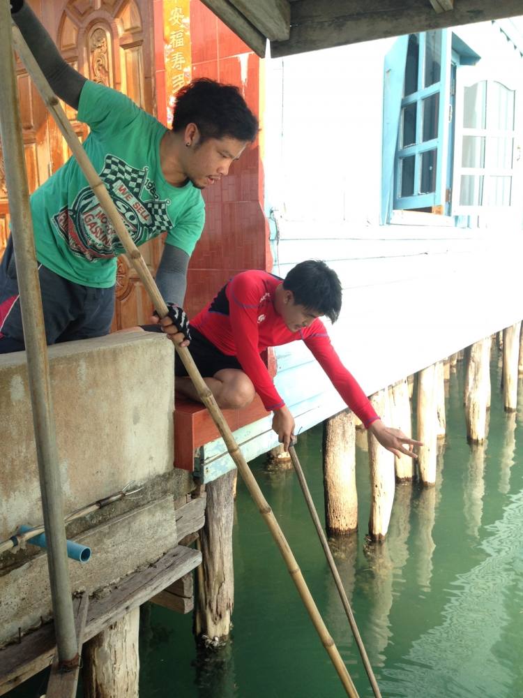 ระหว่างรอเรือ  เค้าทำอะไรกัน