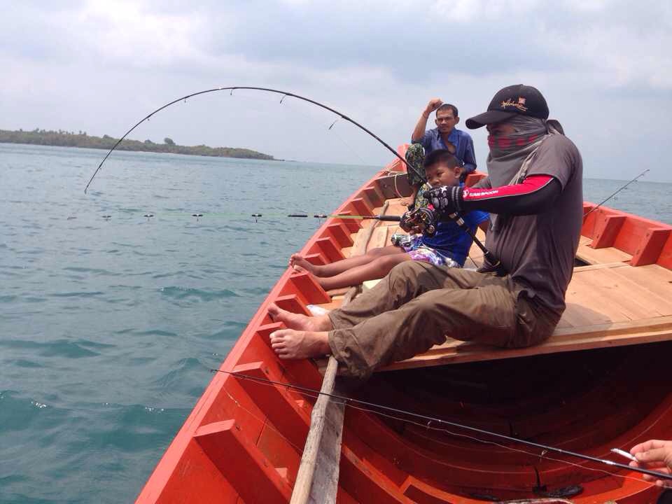 เรือยังจอดไม่ทันนิ่ง  โดนก่อนเลยครับพี่น้อง