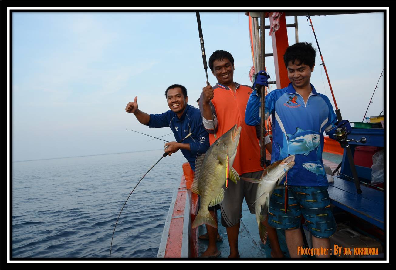 ช่วงชุลมุนวุ่นวายครับ....ต้อนรับน้ำเช้าครับ....โดนกัดพร้อมกันทั้งลำเรือเลยครับ....สองคนนี้กำลังหล่อ.