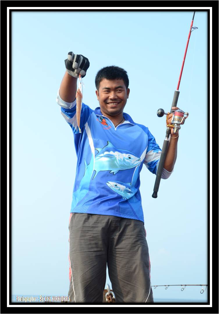 ส่วนนายหัวออฟ.....ได้แชมป์ปลาเล็กสุดของทริปนี้ครับ.....Kradoor-fish  :laughing: :laughing: