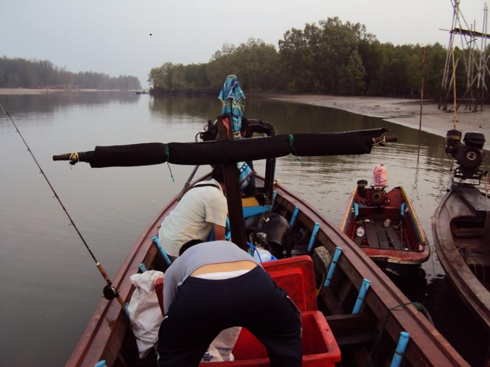 06.00AM ที่ท่าเรือ เตรียมขนสำภาระออกเดินทาง