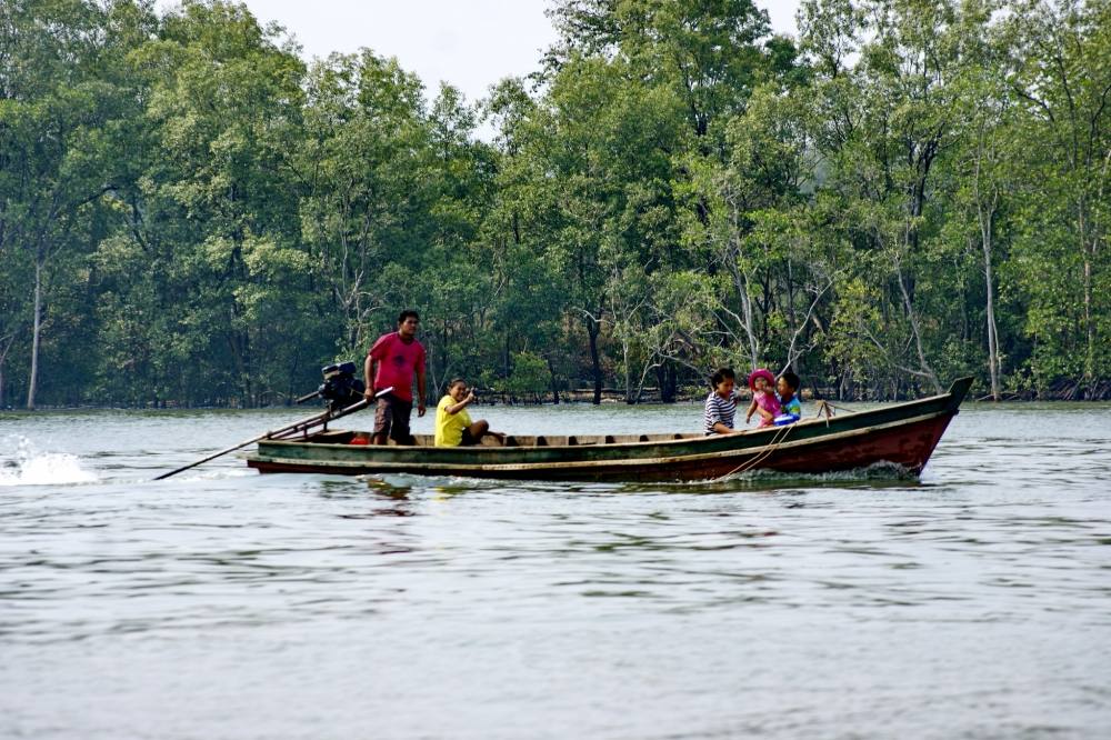  [b]เรือเราคนน้อย..เกือบเท่ากับ..เรือชาวบ้านเลยครับ [/b] :laughing: :laughing: :laughing: :laughing: