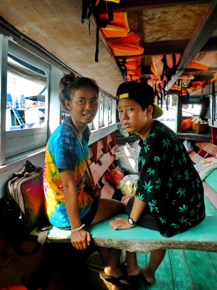  [b]แต่เรื่องที่่พัก....ผมถามน้องในเรือเอาครับ...รีสอร์ทญาติ...ของน้องเค้าไกล้แนวหิน ตามความต้องการ 