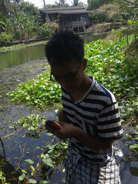 ไม่ฝืนปลด ตัดสายปล่อยดีกว่า ให้ธรรมชาติละลายตัวเบ็ดไป ถ้าปลดตายแน่นอน  :prost: :prost: