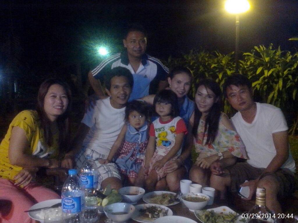 ถ่ายกับทีมงาน ดึกแล้วก็มิตติ้งกันต่อ พรุ่งนี้เช้าจะไปตกต่อ