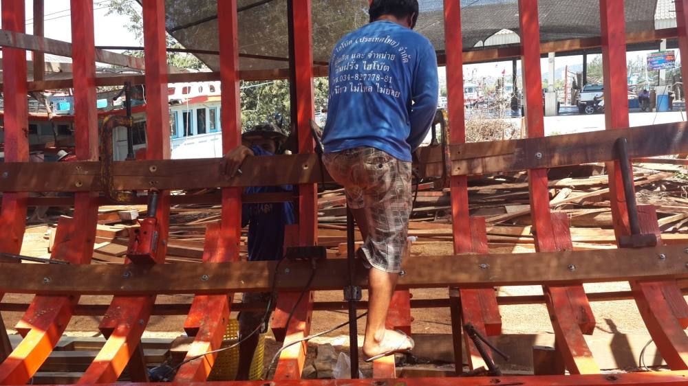 ช่วงกลางลำเรือต้องทำการต่อไม้เนื่องจากความยาวไม้ 1 ท่อนไม่ยาวพอสำหรับความยาวของตัวเรือตลอดทั้งลำครับ