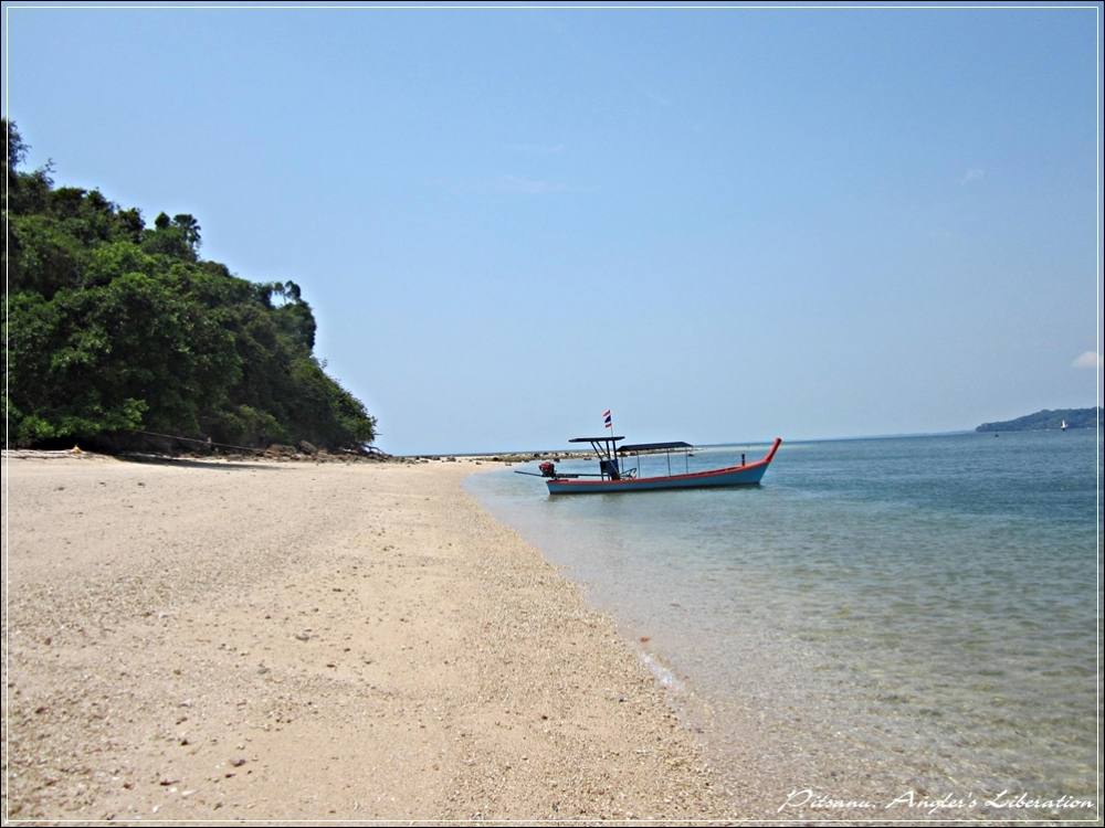
 [center]นํ้าลงแห้งพอดีเลย 
วันนี้ผมเดินไปทางด้านซ้ายของที่พักก่อนครับ[/center]

