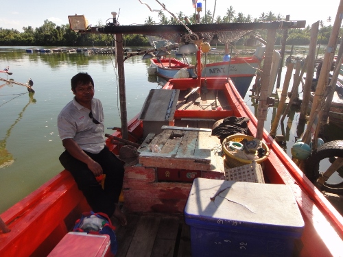 สภาพเรือที่เราออกกันครับคืนนี้ ที่ปักคันก็มีรูอยู่ที่แคมเรือข้างละรู ลังก็ใบเล็กนิดเดียว

 :frown: