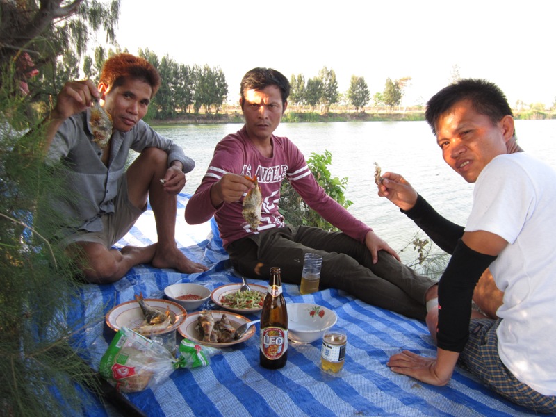 +++บรรยากาศริมบ่อ+เพื่อนที่รู้ใจ+ปลาย่างสดๆ+ตำแตงเผ็ดๆ+ตามด้วยเครื่องดื่มที่ชื่นใจ+สุขเล็กๆของคนตกปล